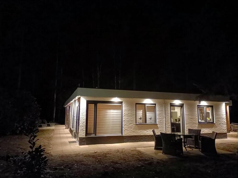 Kindvriendelijke Bungalow In Het Bos Bij Zwemmeer. Vilsteren Екстериор снимка